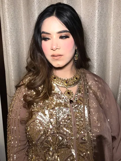 A final portrait of this elegant and luxurious look.