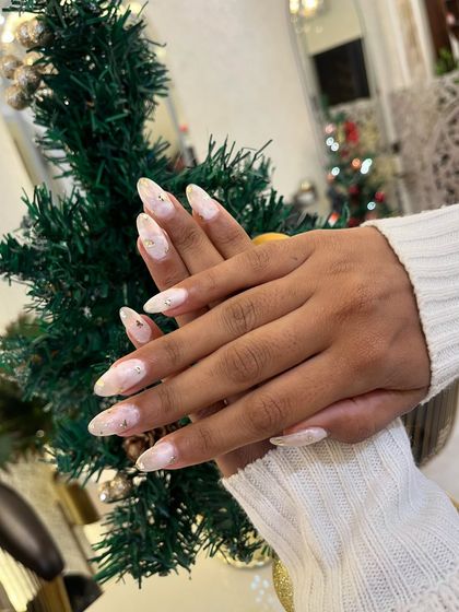 This festive set is perfect for any winter celebration, from Christmas to New Year's.