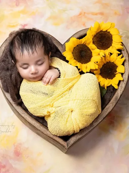 There’s nothing quite like the quiet beauty of a sleeping newborn. This heart-shaped bowl filled with sunflowers creates a bright and joyful portrait.