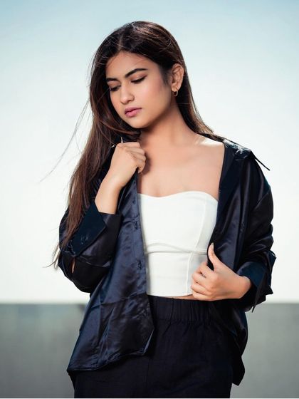 A simple and clean portrait taken on a terrace, using bright, natural sunlight. This kind of straightforward, punchy shot is effective for model portfolios and casual wear lookbooks.