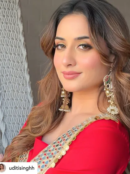My sunshine girl, Uditi Singh! 💖 This is my signature dewy glam. It’s fresh, radiant, and photographs beautifully, making it perfect for shoots, events, or any day you want to feel extra special.