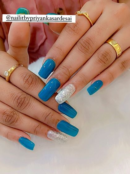 A simple yet elegant look. This set features beautiful turquoise nails with a single silver glitter accent nail for a pop of sparkle.