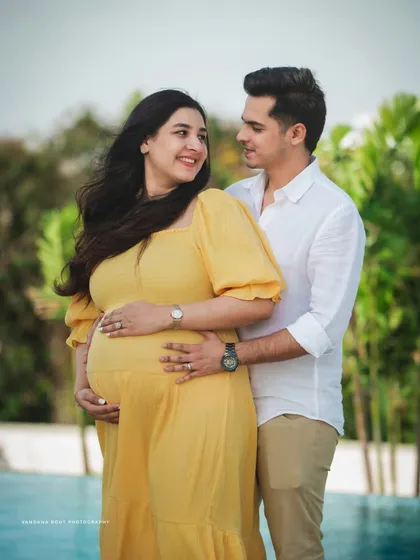 A sunny, cheerful maternity portrait by the pool. The bright yellow dress perfectly complements the happy and radiant glow of the mom-to-be.