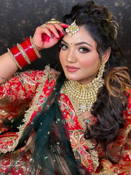 Another angle of this artistic bridal look. The focus is on the eyes, with a blend of colors that makes a bold statement.