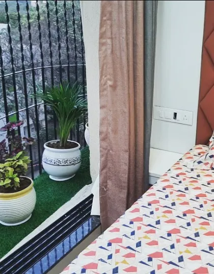 We love creating a resort-like experience at home. By placing the bed right next to the balcony, the client can wake up to a view of their personal green space every day, blending the indoors with the outdoors.