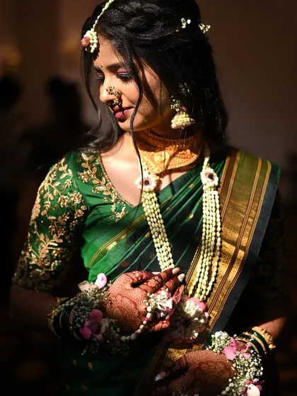A stunning mom-to-be at her baby shower. We designed this full set of fresh floral jewellery with delicate pink orchids to match her green saree.