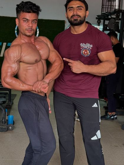 Side chest pose. We are working on bringing out the striations and fullness.