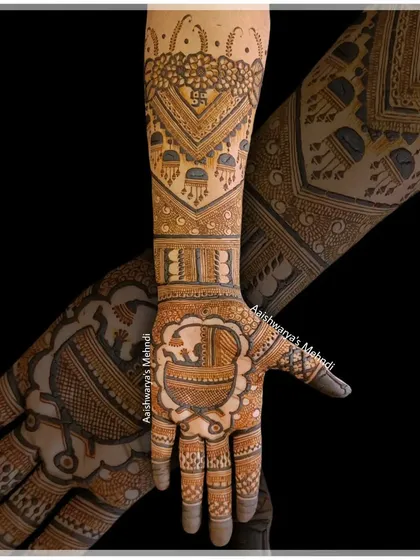 A close-up of the baby in a cradle design, a popular and heartwarming choice for baby shower mehndi.
