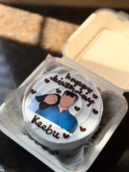 I can even put your favorite pictures on a cake! This bento features an edible print of a couple's illustration, making it a super personal birthday gift.