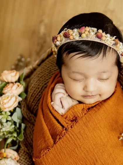 That sleepy newborn smile is just priceless. For my posed newborn sessions, I bring soft wraps, beautiful props, and a lot of patience to capture these peaceful, angelic portraits right in your home.