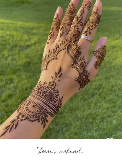 A beautiful and intricate design for a client, featuring a mix of Khafif and Arabic styles. The design flows elegantly from the wrist to the fingers.