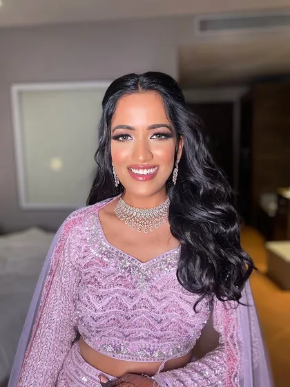 Deepanshi bringing out her inner goddess for the sangeet. This look in a lavender lehenga features a soft glam eye and a radiant smile.