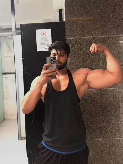 The result of dedication in the gym. A well-developed physique isn't just about lifting, it's about a disciplined lifestyle, which I help my clients build.