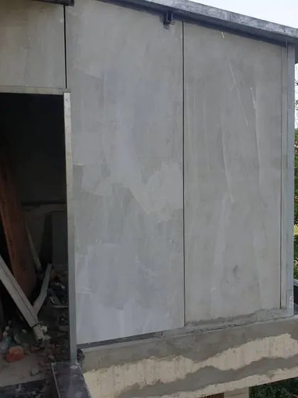 Here we are installing a prefabricated portable cabin on a cantilevered section of an old building. This lightweight solution was chosen because the existing structure could not support the weight of traditional brick walls.
