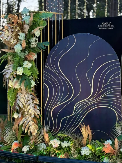 A close-up of the floral and pampas grass arrangement, featuring a beautiful mix of textures and colors.