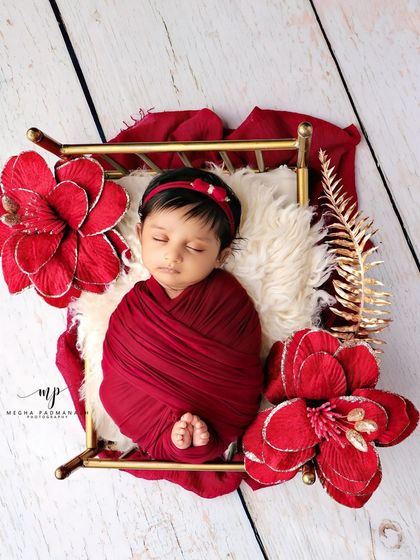 A vertical composition of the red and gold setup.