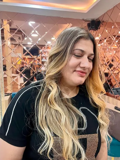 A happy client with her fresh blonde balayage. We customized the tone to perfectly suit her complexion, creating a bright and flattering look.