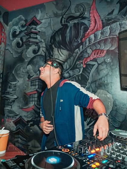 The unique artwork at Takumi provides an amazing backdrop for my set. The vibe was just right for a mix of house and Bollywood.