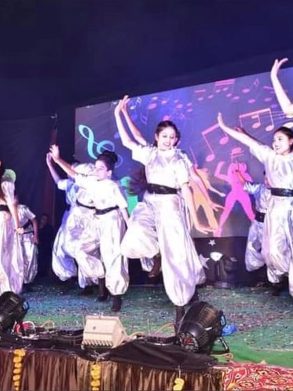 A modern fusion dance performance by senior students. We create contemporary choreographies that are stylish and perfectly synchronized.