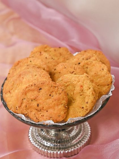 For weddings, I offer a range of traditional savouries. This is a platter of my flavourful, golden-crisp mathis, crafted to bring back the charm of timeless traditions.