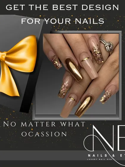 A perfect party-ready set. This design combines a neutral base, bold gold chrome, and chunky gold glitter for a glamorous and celebratory look.
