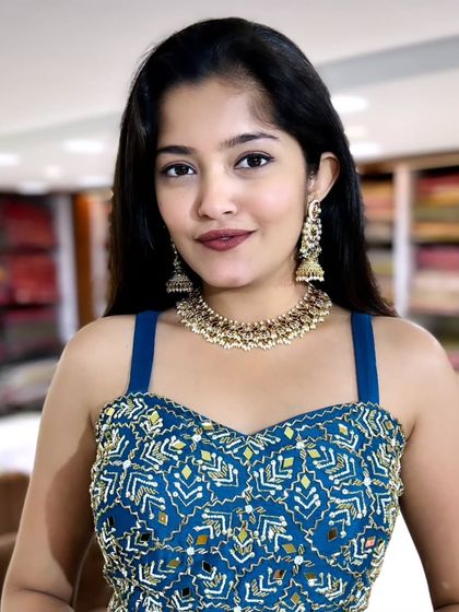 The combination of pearls and stones gives this necklace a very elegant and royal look.