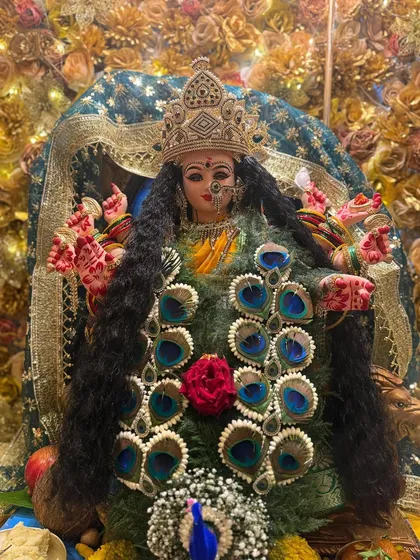 This green-themed shringar was created for Day 5 of Navratri to honor Maa Skandamata. The Mayur Kanthi, made with peacock feathers, perfectly matches the green theme symbolizing growth and new beginnings.