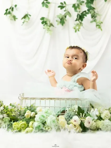 Capturing the cheeky expressions that make cakesmash sessions so much fun. This little one is showing off her personality.