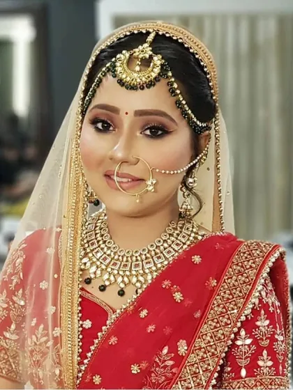 Soft bridal glam is all about looking like the best version of yourself. For this bride, I used an airbrush technique to create a lightweight, dewy base, paired with soft brown eyeshadow and a natural lip tint. It’s a timeless and elegant choice for the modern bride.