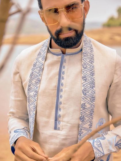 The intricate blue embroidery on this linen kurta set celebrates a style that is both bold and grounded. Let the outfit speak before you do.