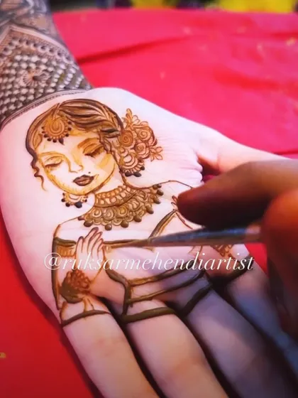 The process of creating a beautiful bride's portrait on the palm, a true work of art.