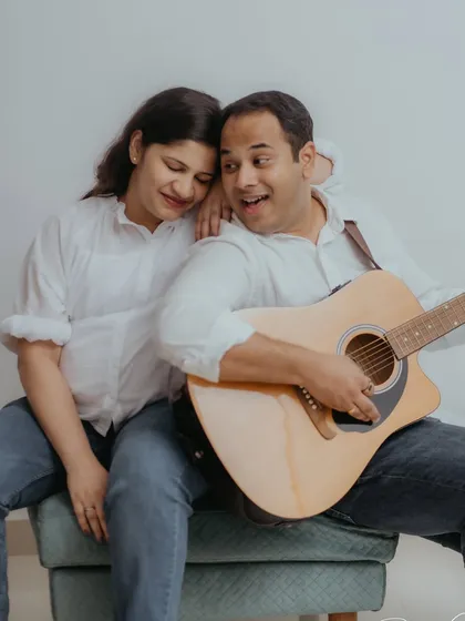 A sweet serenade for their little one on the way. This photo from a cozy at-home session shows how we can incorporate your personal passions, like music, to tell a unique and heartfelt story about your growing family.