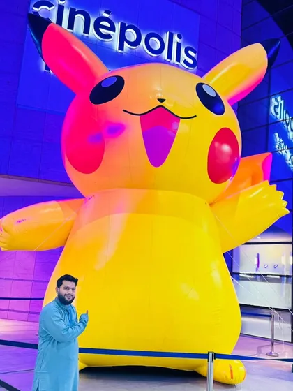 Another view of the giant inflatable Pikachu, showing how it dominates the entrance area and becomes an unmissable attraction for a promotional event.