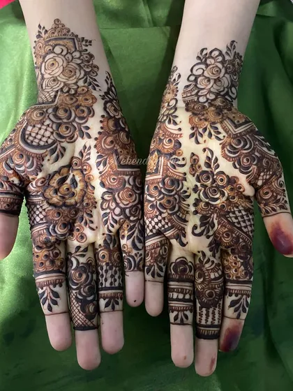 I love the richness of this design, which fills both palms with a dense pattern of roses and leaves. The use of negative space makes the floral elements stand out beautifully.