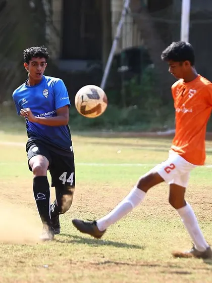 A Feugo player about to receive a pass under pressure from the opposition.