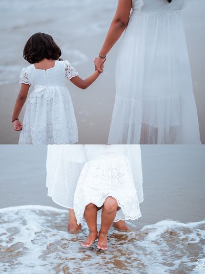 A close-up detail shot of a mother and daughter holding hands as the ocean waves wash over their feet. It’s these small, sensory details that make a photograph feel like a tangible memory.