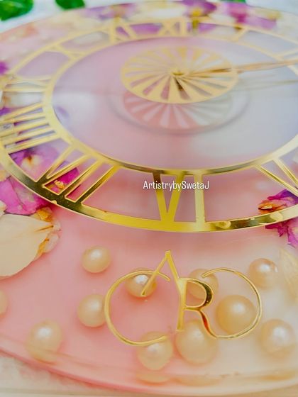 A close-up on the couple's initials, "A" and "R," nestled among the preserved petals and pearls. It's these little details that make each piece unique.