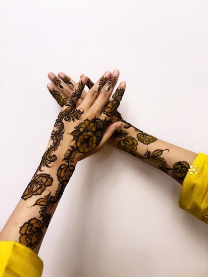 Hajira Mehendi Artist - Mehndi Artist Services Modern & Minimalist Designs photo 3
