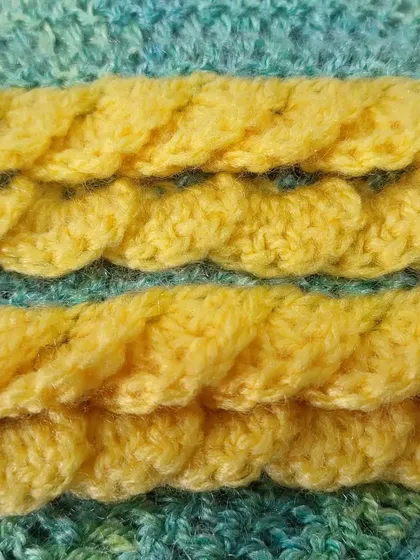A detailed view of the braided look of the 'lemon frosting' edging. Learning different edgings is a great way to customize your projects.