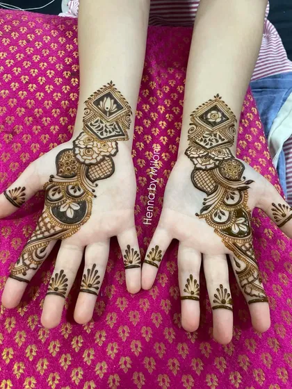 A cute and stylish design for the little hands at a wedding. Even the youngest guests can get a beautiful mehendi.
