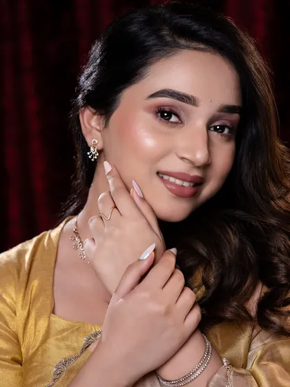 This is my signature soft glam style. It's all about creating a fresh, glowing complexion with beautifully defined eyes and lips, a versatile look that's perfect for receptions, parties, and events.