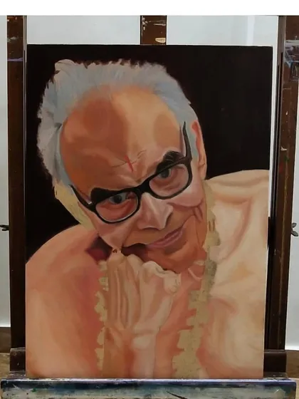 Adding the garland ('haar') to the portrait. This element adds a traditional and personal touch to the commissioned piece.