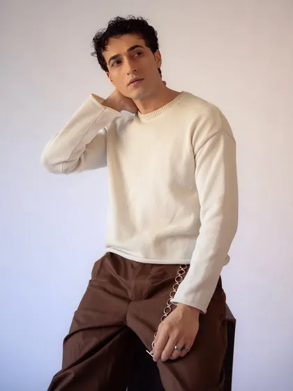 A soft and minimalist look. The grooming is barely there, with a focus on clean skin and naturally styled hair, perfect for a contemporary, understated photoshoot.