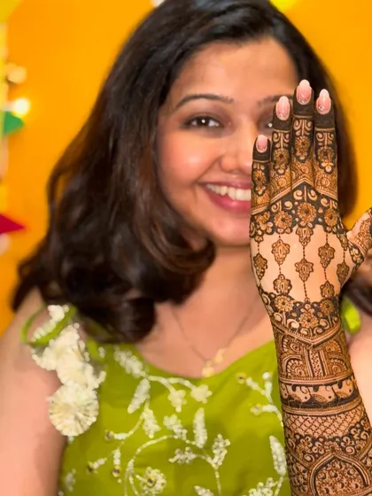 A single-hand pose to highlight the intricate back-of-hand design. The pattern is symmetrical and flows beautifully from the fingertips to the wrist.