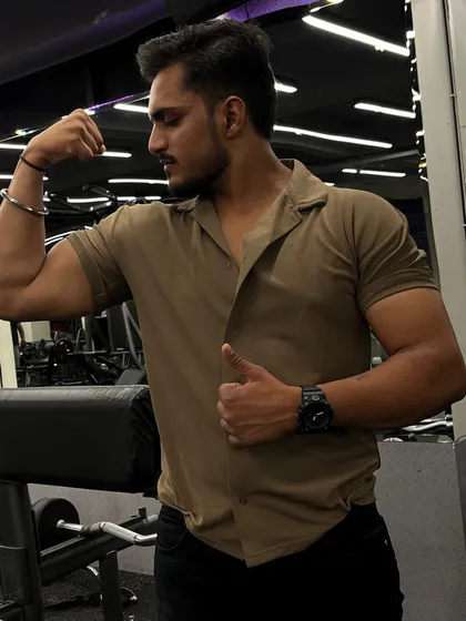 Flexing my bicep at the gym. My journey as a powerlifter and athlete has just started, and I am here to guide you on yours.