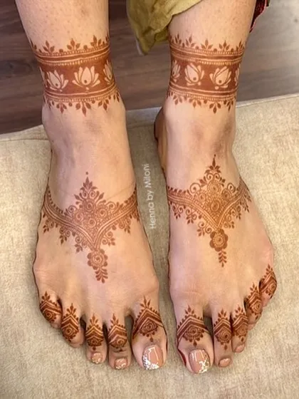 A delicate and graceful foot mehendi design. The anklet-style pattern with a central motif is perfect for someone who wants an elegant and minimal look.