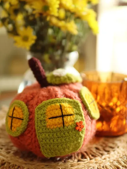 September brings whispers of autumn. This is my favorite make from last year, the Pumpkin House, a truly special piece to celebrate the season.