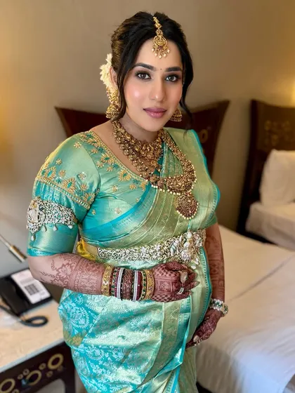 The focus of this look was to create a soft, ethereal glow. The makeup is minimal yet elegant, perfect for a memorable maternity photoshoot.