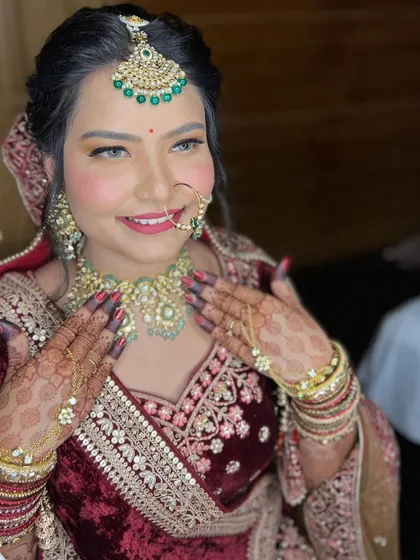 Here is my lovely bride, a 'Mumbaichi mulgi' who dreamed of a quintessential Rajasthani bridal look for her Pheras. Her smile says it all. We achieved this regal style with flawless skin, soft eyes as she requested, and traditional Jadau jewellery.
