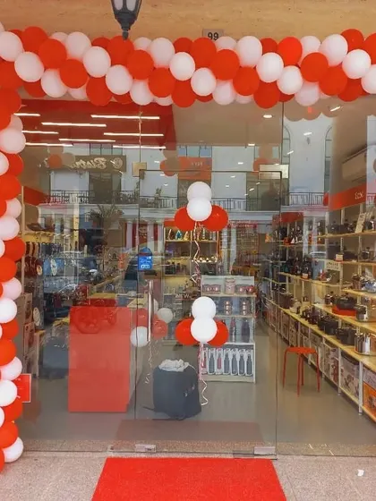 Here’s an example of a balloon arch I created for the grand opening of a Pigeon store. This type of decoration is perfect for attracting attention to a new business or for corporate events.